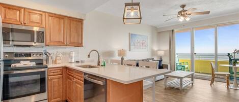 Kjøleskap, mikrobølgeovn, ovn og kokeplater