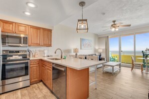 Geladeira, micro-ondas, fogão, cooktop