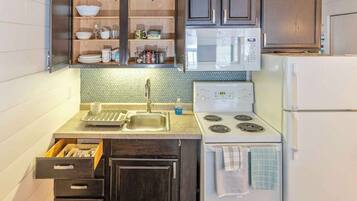 雪櫃、微波爐、焗爐、爐具