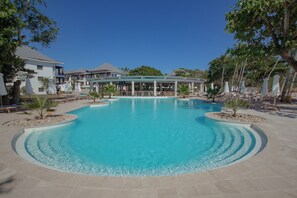 3 つの屋外プール、営業時間 8:00 ～ 18:30、プール パラソル、サンラウンジャー