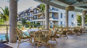 2 か所のレストラン、朝食に営業