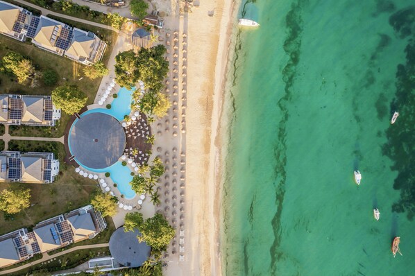 Ubicación a pie de playa, arena blanca y bar en la playa