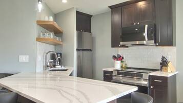 Refrigerador, microondas, horno y parrilla de estufa