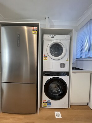 Großer Kühlschrank, Mikrowelle, Ofen, Herdplatte