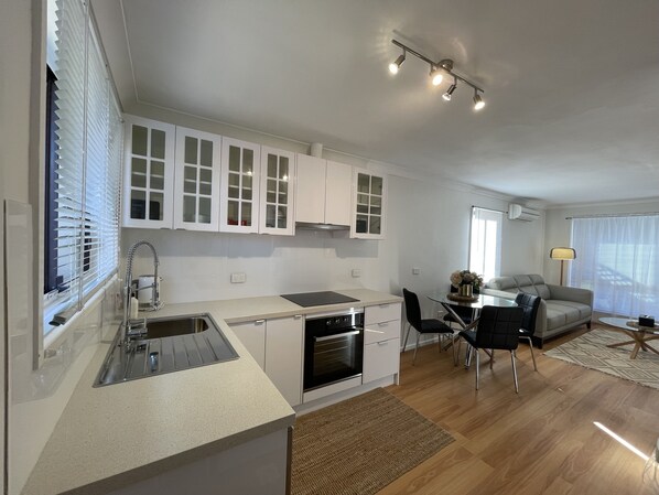 Living area - Vestey Apartments (Wagga Wagga)