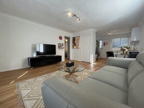 Living area - Vestey Apartments (Wagga Wagga)
