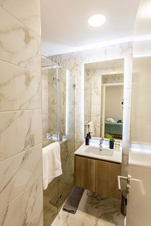 Douche, articles de toilette écologiques, séchoir à cheveux