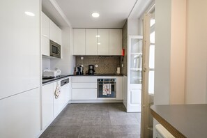 Kühlschrank, Mikrowelle, Ofen, Geschirrspüler