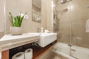 Badewanne, umweltfreundliche Kosmetikartikel, Haartrockner, Bidet