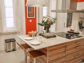 Een koelkast, een magnetron, een oven, een vaatwasser