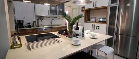 Refrigerador, microondas, horno y lavavajillas