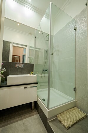 Baignoire, articles de toilette écologiques, sèche-cheveux, bidet