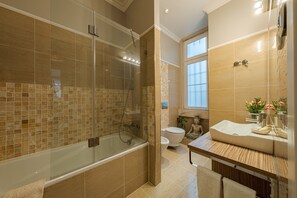 Een bad,  milieuvriendelijk toiletgerief, een haardroger, een bidet