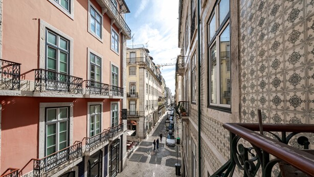 A narrow street with buildings on either side, featuring balconies and a cobblestone path. - Central Apartment 2BR/2BA | Balcony | Lift in Baixa (Lisboa ciudad)