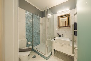 Badekar, miljøvennlige toalettsaker, hårføner og bidé