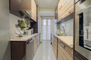 冷蔵庫、電子レンジ、オーブン、食器洗い機