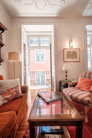 TV - Central 2BR/2BA Apartment Balcony Elevator in Baixa (Lisboa ciudad)
