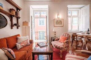 TV - Central 2BR/2BA Apartment Balcony Elevator in Baixa (Lisboa ciudad)
