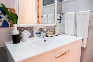 Bathtub, eco-friendly toiletries, hair dryer, towels - Central 2BR/2BA Apartment Balcony Elevator in Baixa (Lisboa ciudad)