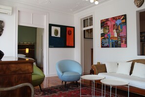 TV - Central Colorful & Sunny Apartment in Baixa 107 (Lisboa ciudad)