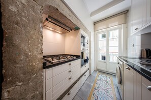 Fridge, microwave, oven, stovetop - Central and Serene Apartment in Baixa 107 (Lisboa ciudad)