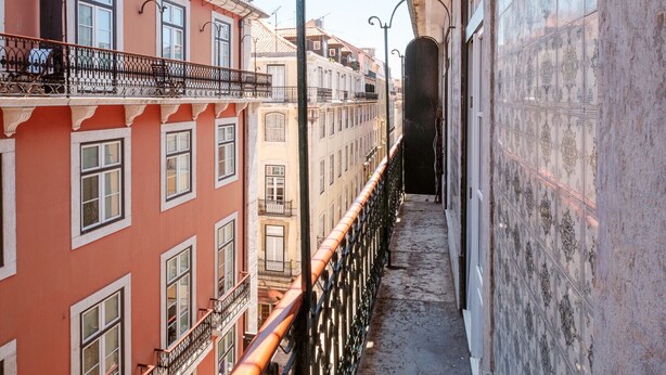 A narrow corridor with a metal railing, connecting two buildings with balconies. - Baixa Apartment 2BR|2BA with Balcony, Lift (Lisboa ciudad)