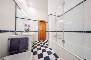 Bañera, artículos de higiene personal ecológicos, secador de pelo y bidé