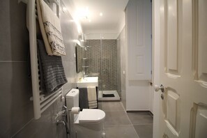 Dusche, umweltfreundliche Kosmetikartikel, Haartrockner, Handtücher