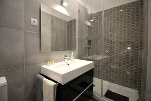 Douche, articles de toilette écologiques, sèche-cheveux