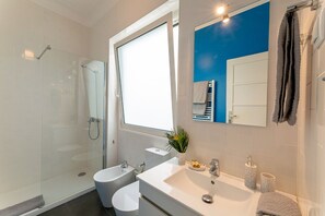 Dusche, Haartrockner, Handtücher