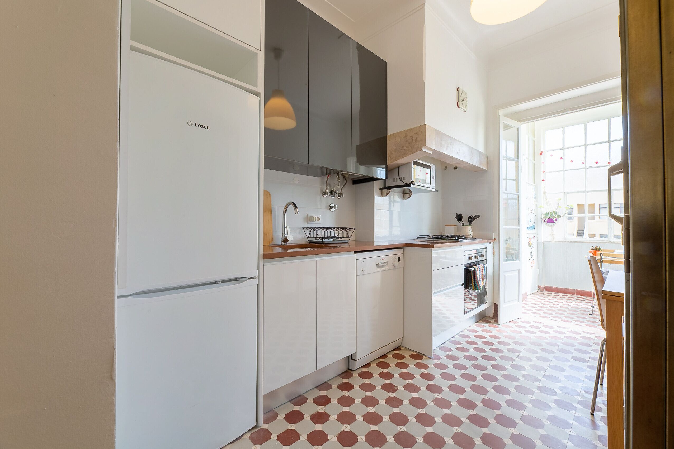 Kühlschrank, Mikrowelle, Ofen, Geschirrspüler