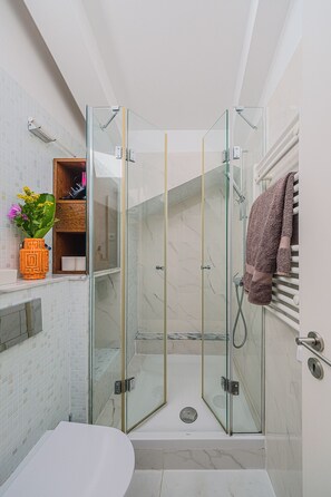 Dusche, umweltfreundliche Kosmetikartikel, Haartrockner, Handtücher