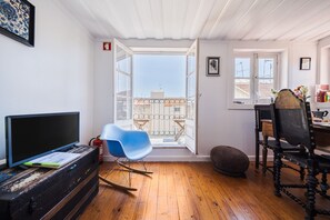 TV - Central Cosy Apartment with Terrace in Green Street (Lisboa ciudad)