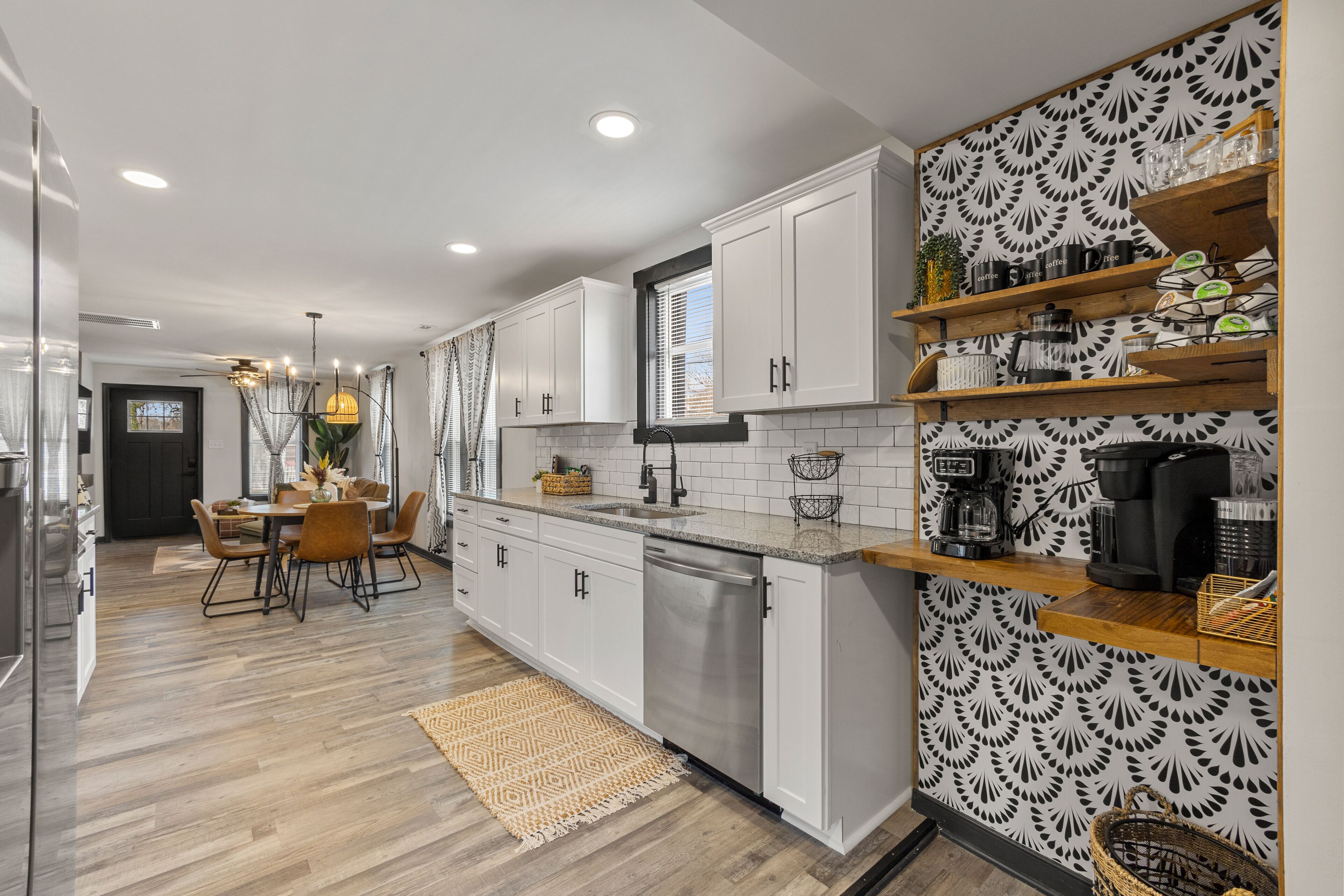 Charming 2br Home w\/ Outdoor Dining & Fenced Yard