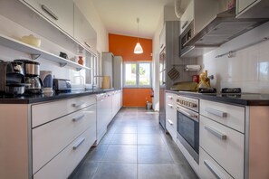 Kjøleskap, mikrobølgeovn, ovn og oppvaskmaskin