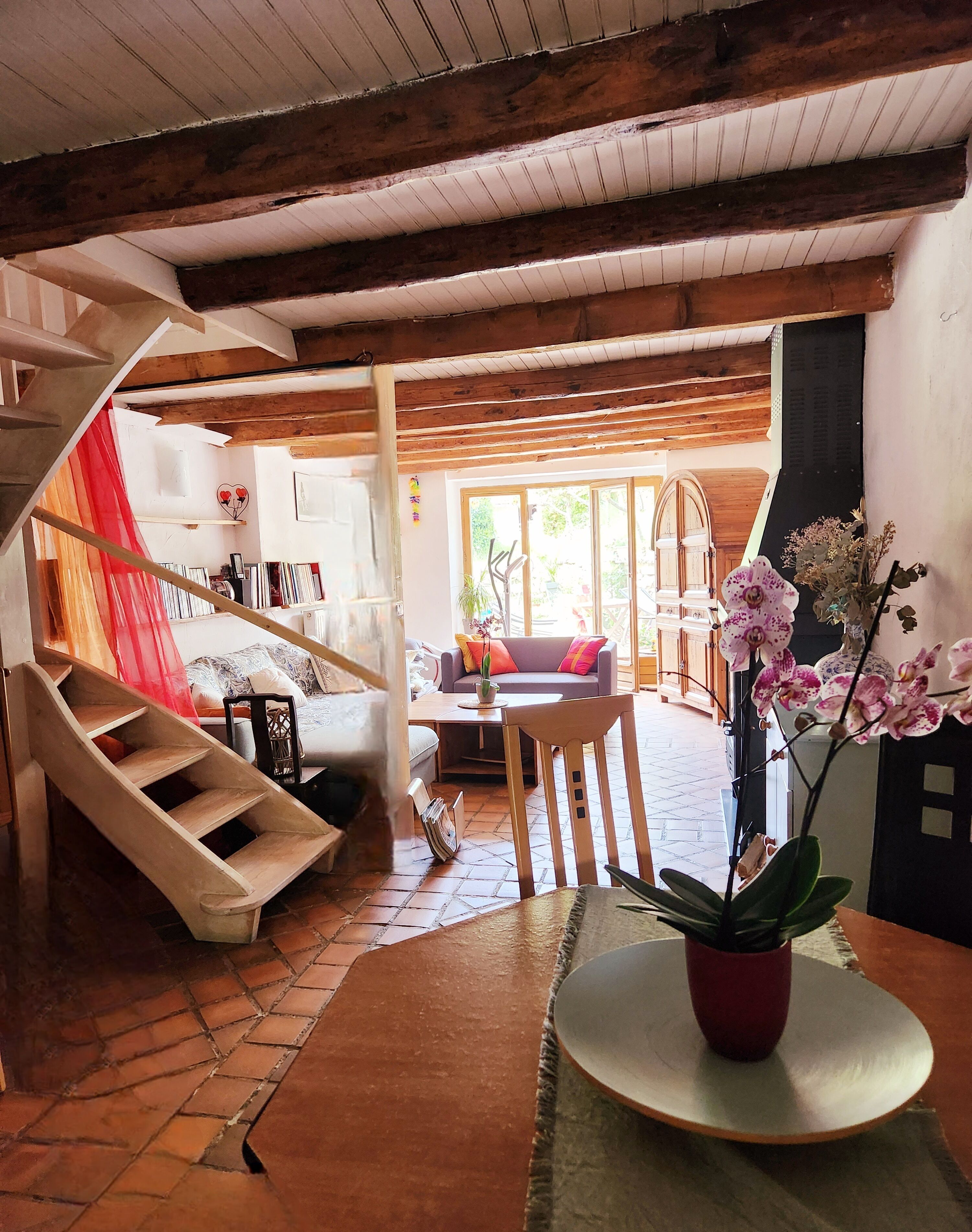 Smart-TV, peis, DVD-spiller og bøker