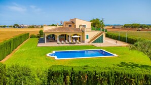 A large house with a swimming pool, a covered patio, and a view of the countryside. - ES MUSSOL - Villa with private pool in SA POBLA. Free WiFi (Sa Pobla)