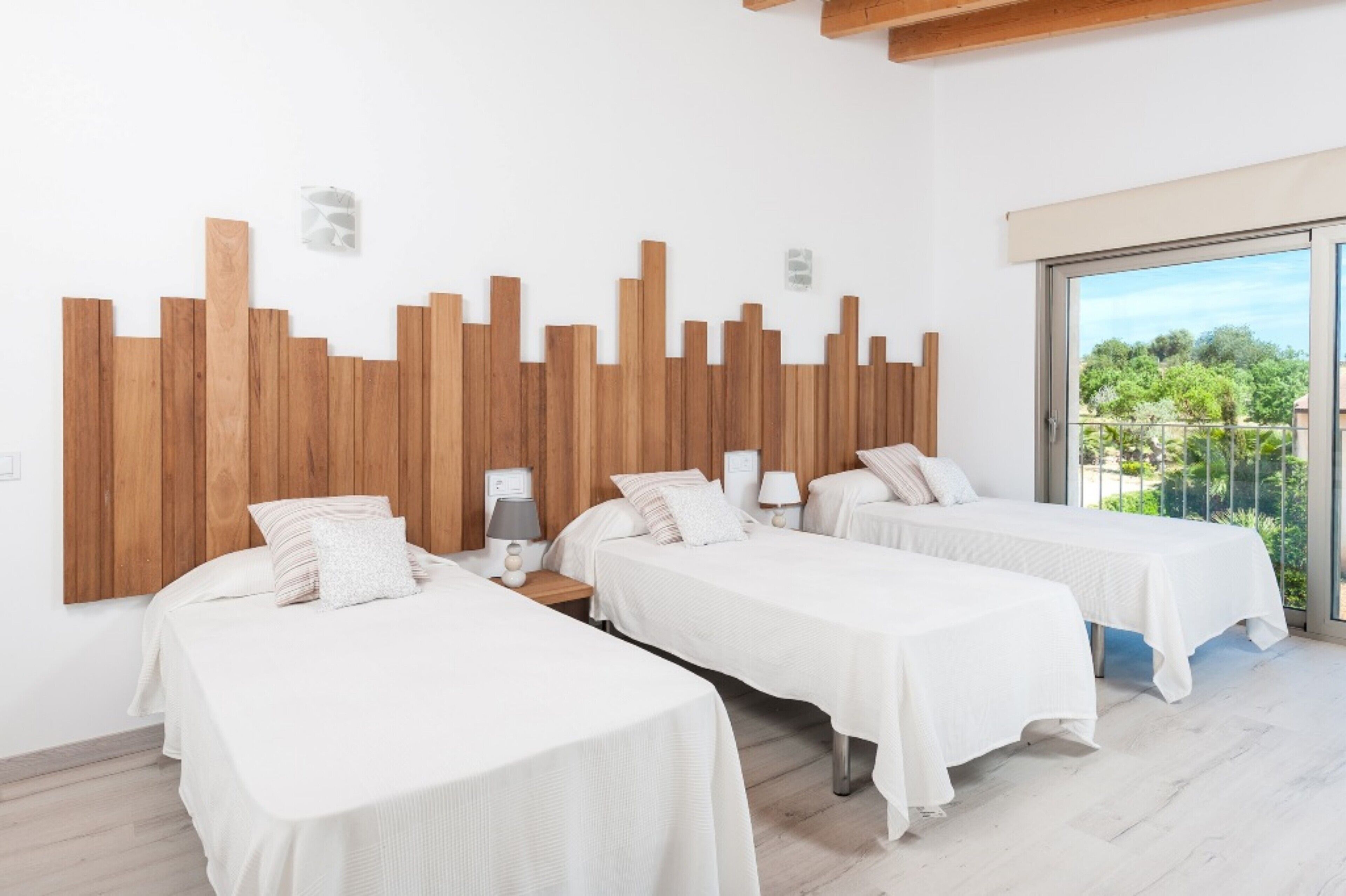 4 slaapkamers, een strijkplank/strijkijzer, gratis wifi, beddengoed