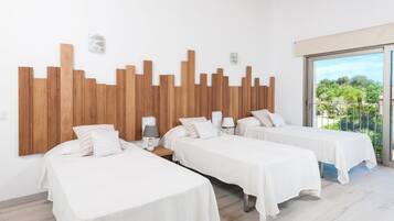 4 slaapkamers, een strijkplank/strijkijzer, gratis wifi, beddengoed