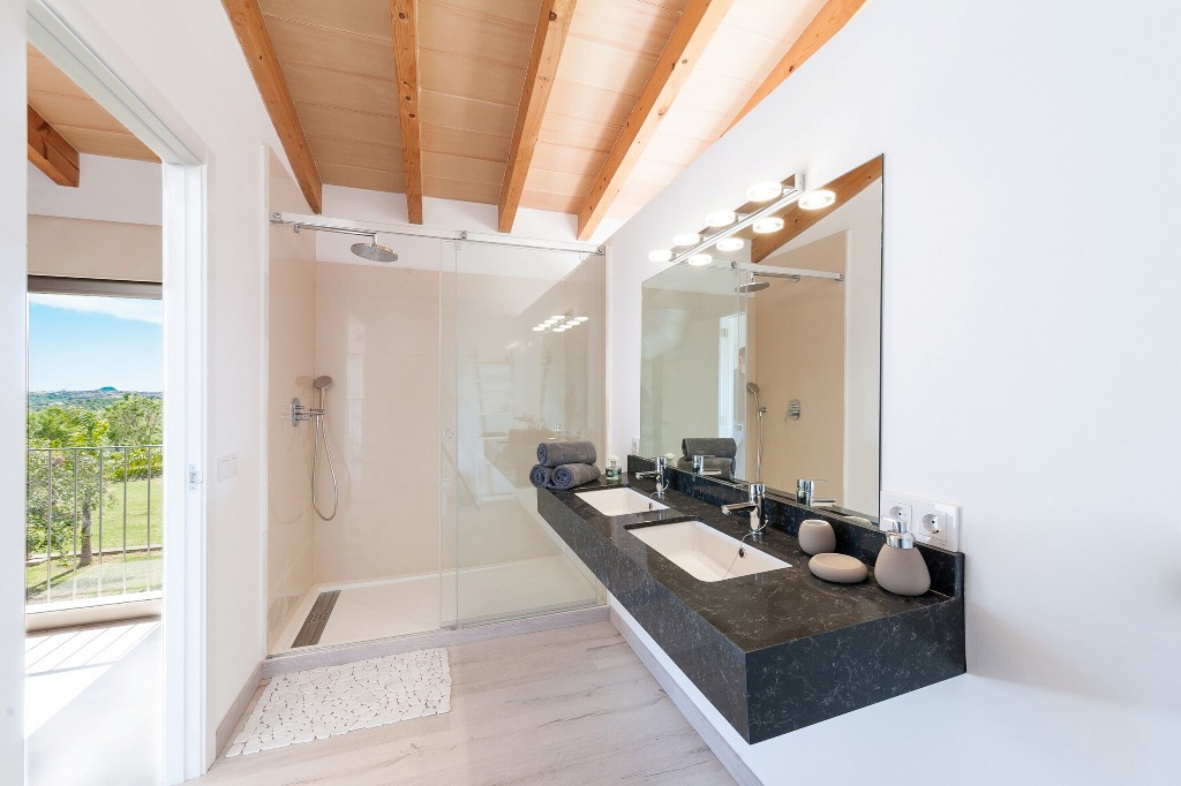 Een douche, een haardroger, handdoeken