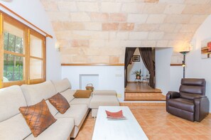 Televisio, takka, DVD-soitin, pöytätennispöytä