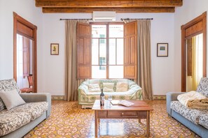 Fernseher, Kamin, DVD-Player