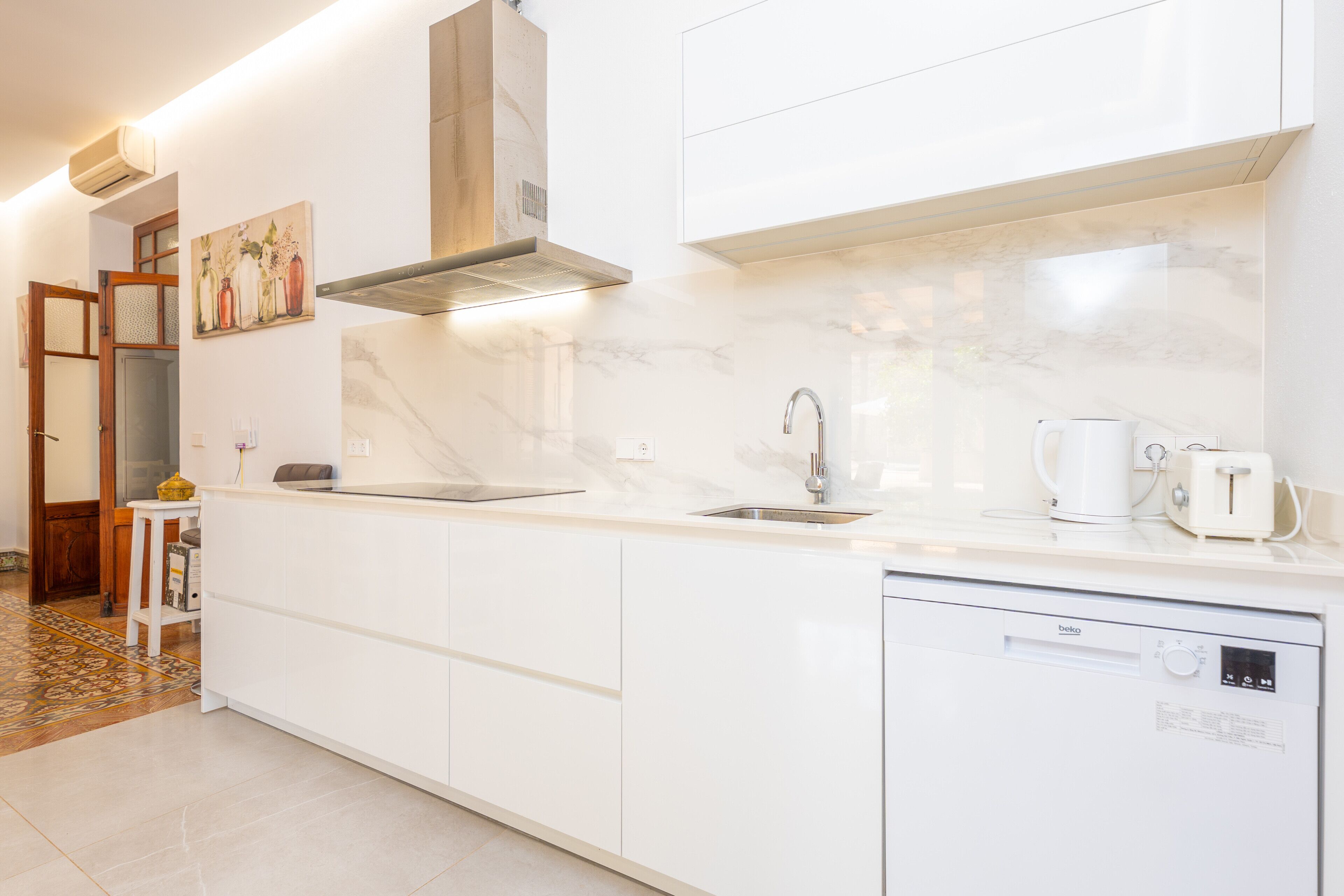 Frigorífico, microondas, horno y placa de cocina