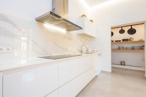 ثلاجة، ميكروويف، فرن، موقد طهي مسطح