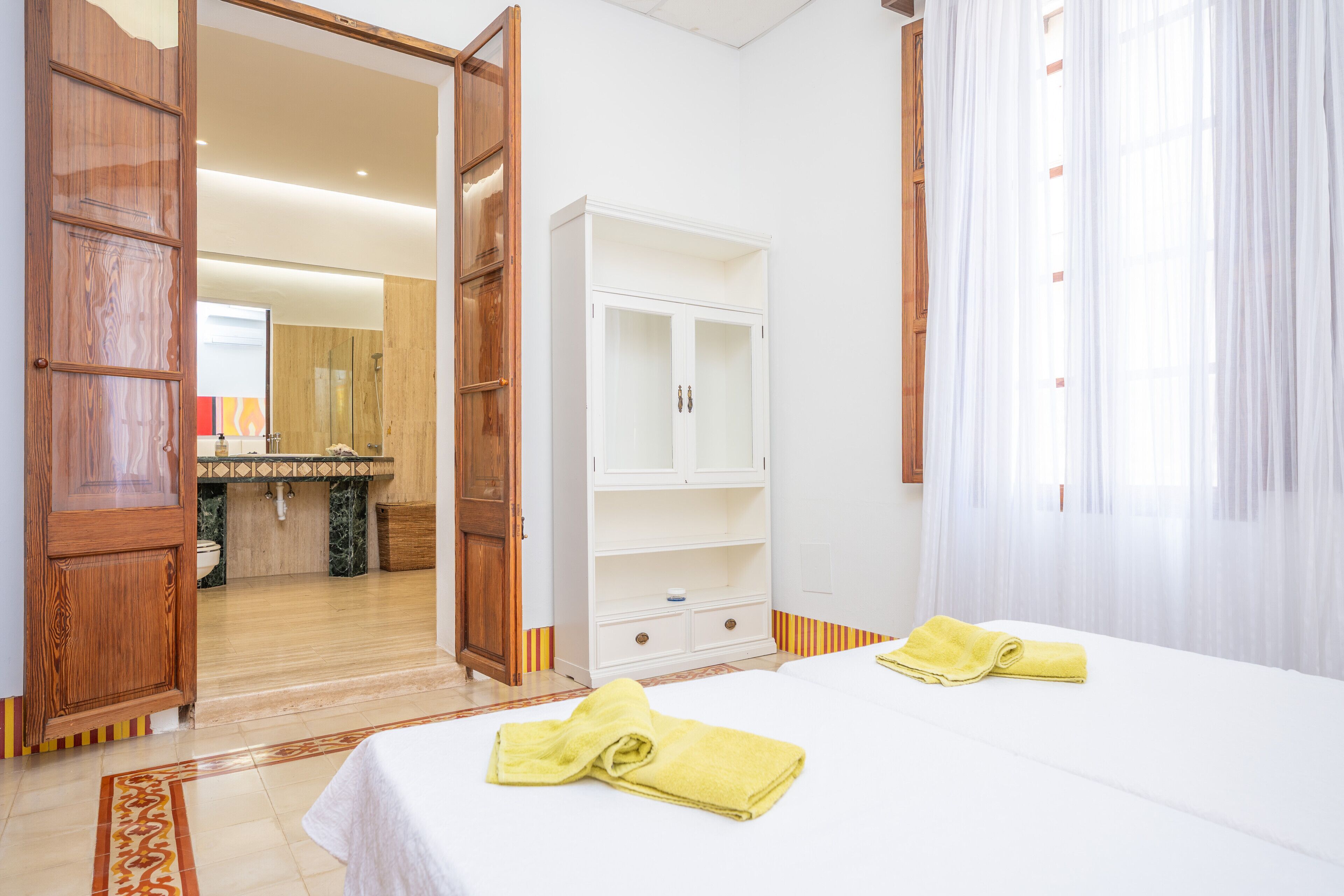 5 slaapkamers, een strijkplank/strijkijzer, gratis wifi, beddengoed