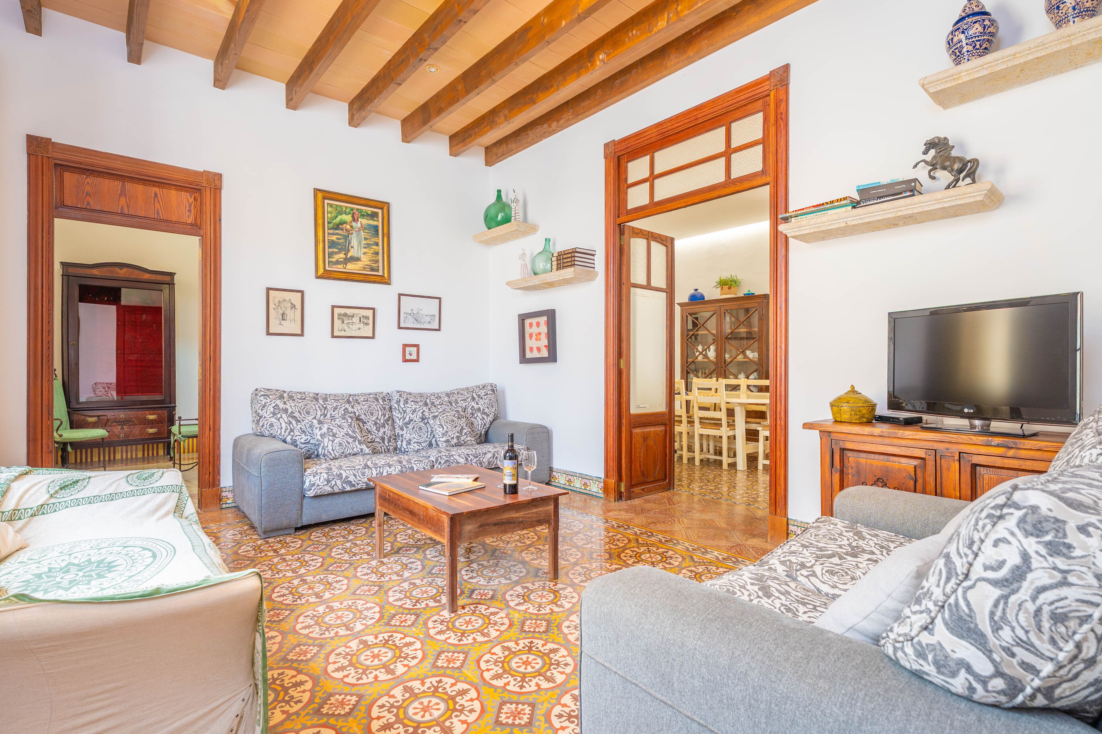 Een televisie, een open haard en een dvd-speler