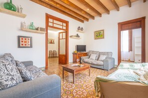 Fernseher, Kamin, DVD-Player