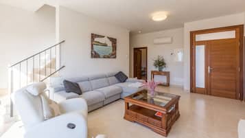 Een televisie, een dvd-speler, een tafeltennistafel en een stereo