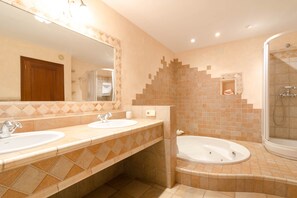 Duschwanne, Haartrockner, Bidet, Handtücher