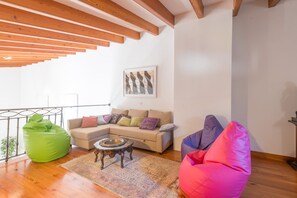 Fernseher, Kamin, DVD-Player